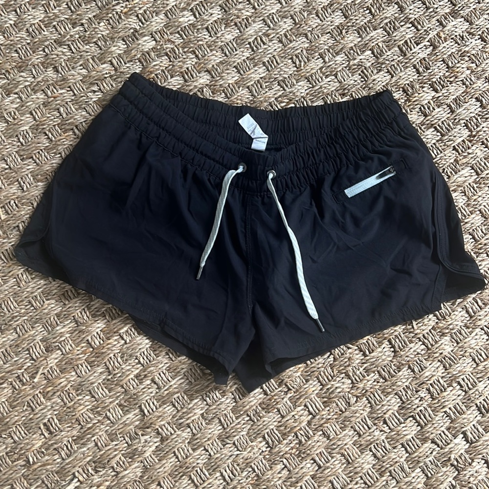 Vuori clementine 2.0 shorts size medium. Black